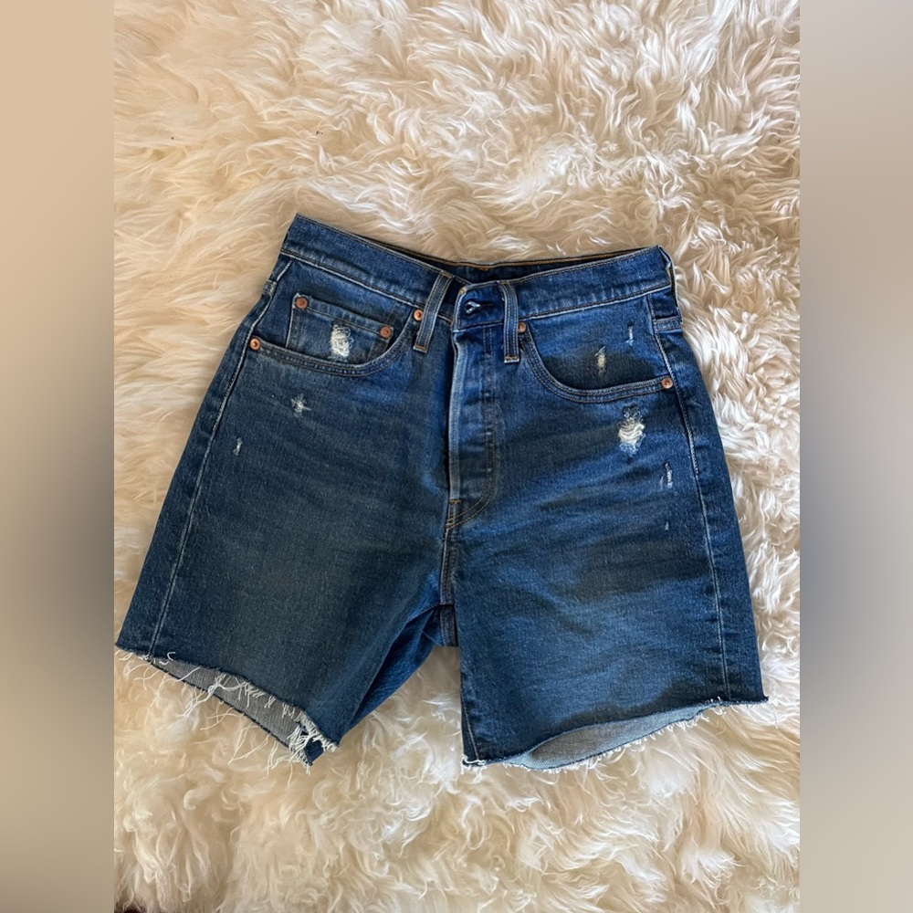 Levi’s 501 mid thigh shorts size 26